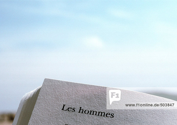 Männer Text auf Französisch gedruckt auf Buchseite  Nahaufnahme