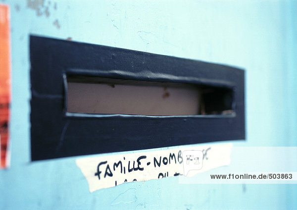 Große Familie in französischer Sprache auf Aufkleber unter dem Postfach geschrieben