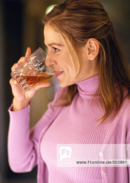 Frau trinkt  Kopf und Schultern  Seitenansicht