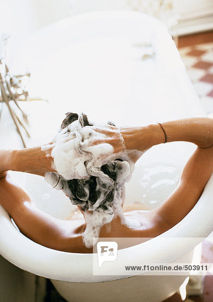 Frau in der Badewanne  Haare waschen  Rückansicht