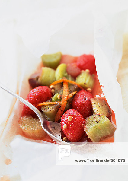 Rhabarber und Erdbeeren gewürzt mit Koriander und Orangenschale  gebacken en papillote