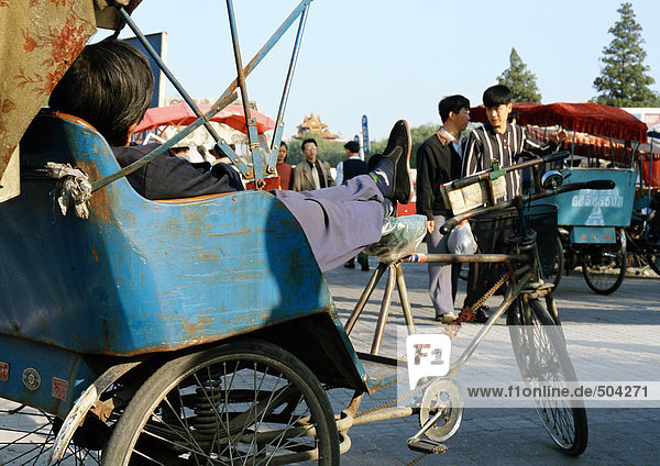 China  Peking  Fahrerlounging in der Rikscha