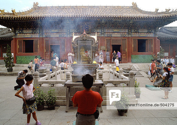 China  Peking  Menschen beten vor dem Tempel