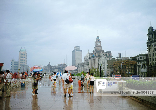 China  Shanghai  Der Bund  Menschen auf dem Bürgersteig mit Regenschirmen