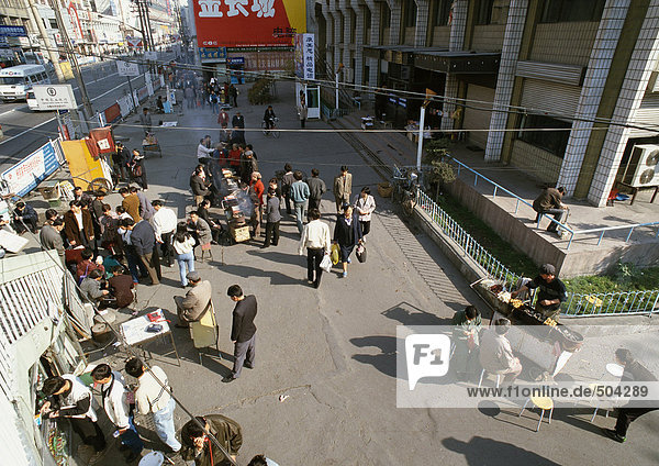 China  Xinjiang  Urumqi  Straßenverkäufer  Kunden  Fußgänger  Hochwinkelansicht