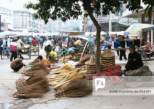 China  Autonome Region Guangxi  Laibin  Besenverkäufer auf dem Freiluftmarkt