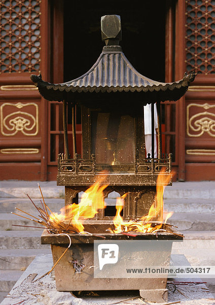 China  Peking  Feuer in Weihrauchzensur am Eingang des Tempels