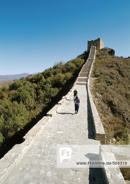 China  Provinz Hebei  Simatai  zwei Menschen  die auf der Großen Mauer laufen