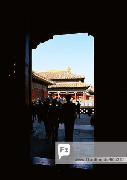 China  Peking  Eingang und Silhouette der Menschen in der Verbotenen Stadt