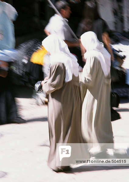 Israel  Jerusalem  Muslimische Frauen in der Straße  Seitenansicht