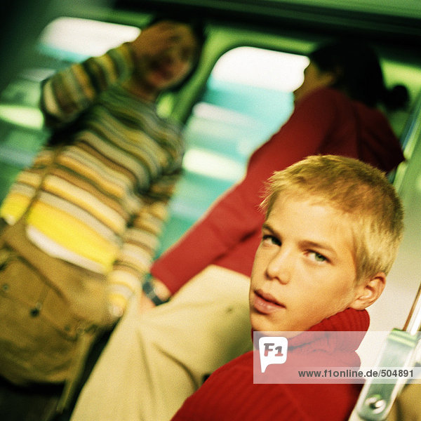 Jugendliche im Zug  verschwommener Hintergrund