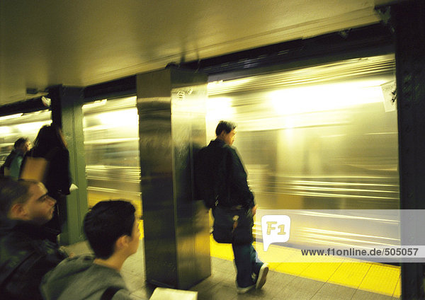 Personen,  die auf dem Bahnsteig der U-Bahn stehen