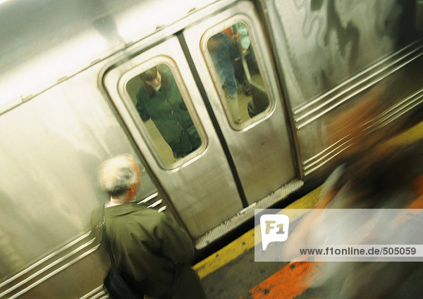 Wartende Person vor U-Bahn-Türen  hohe Blickwinkel  unscharf