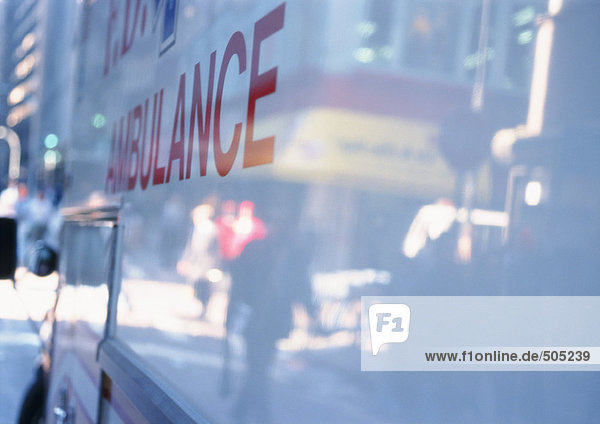 Straßenszene reflektiert auf weißem Krankenwagen  Composite  Nahaufnahme