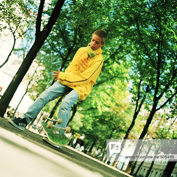 Teenager Junge mit Skateboard draußen