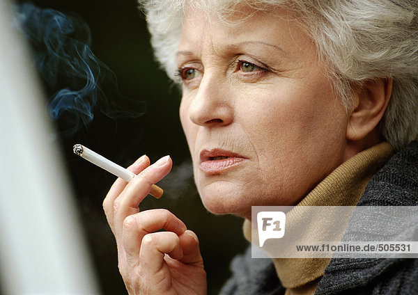 Frau raucht Zigarette  Nahaufnahme