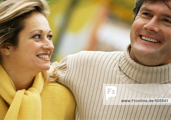 Mann und Frau umarmend  lächelnd  Kopf und Schultern  aus dem Rahmen  Nahaufnahme