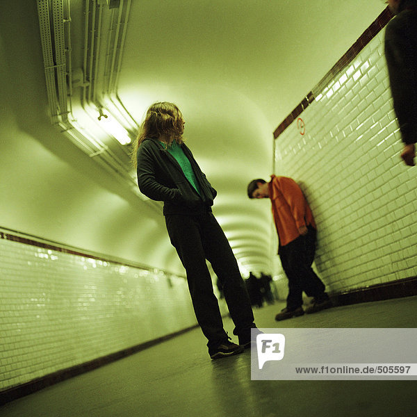 Junge Leute stehen im U-Bahn-Korridor