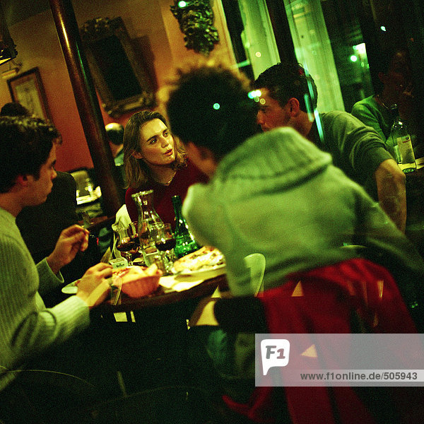 Gruppe junger Leute beim Essen im Restaurant