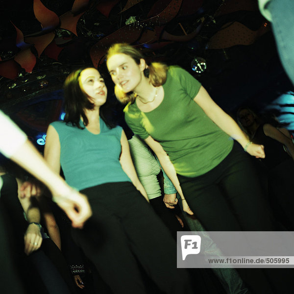 Zwei junge Frauen auf der Tanzfläche im Nachtclub
