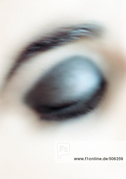 Geschlossenes Auge der Frau mit Make-up  Nahaufnahme