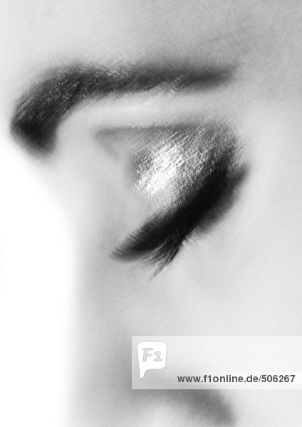 Das geschlossene Auge der Frau mit Make-up  verschwommen  Nahaufnahme  schwarz-weiß.