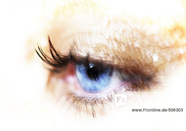 Blaues Auge der Frau  extreme Nahaufnahme