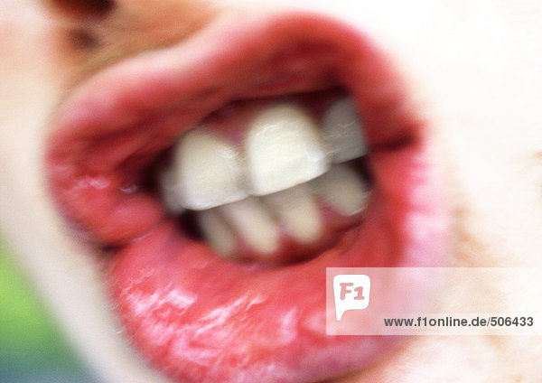 Nahaufnahme des weiblichen Mundes mit den Zähnen  Mund
