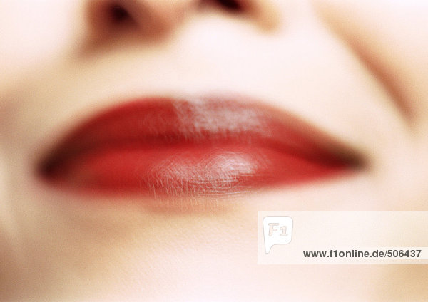 Nahaufnahme des weiblichen Mundes mit rotem Lippenstift  verschwommen  Mund