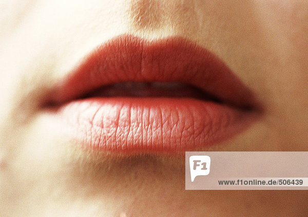 Nahaufnahme des weiblichen Mundes  Lippen gespalten  Mund