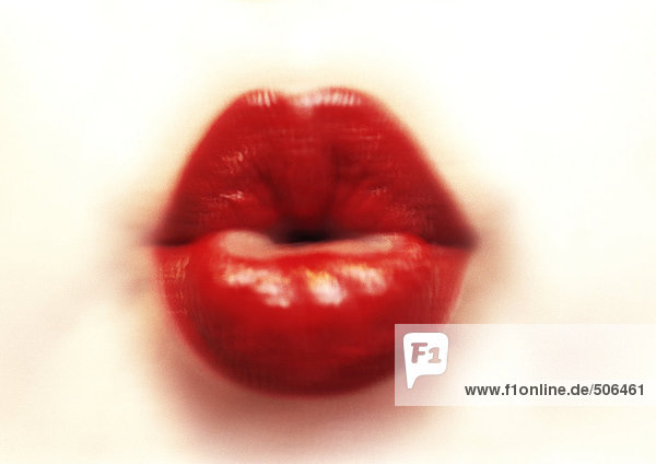 Frauenmund mit rotem Lippenstift purckering,  verschwommen,  Nahaufnahme,  Mund