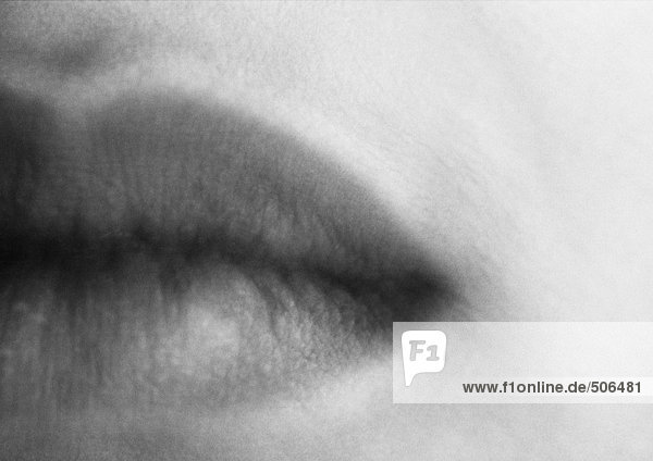 Extreme Nahaufnahme des weiblichen Mundes,  Teilansicht,  schwarz-weiß,  Mund