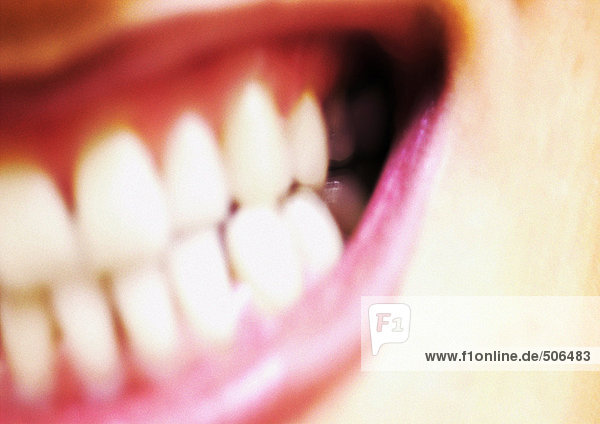 Extreme Nahaufnahme des weiblichen Mundes,  weit geöffnet,  zeigt Zähne,  Teilansicht,  verschwommen,  Mund