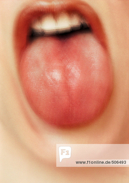 Nahaufnahme des Mundes der Frau mit herausstehender Zunge  verschwommen.