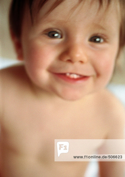 Baby lächelt vor der Kamera  verschwommen