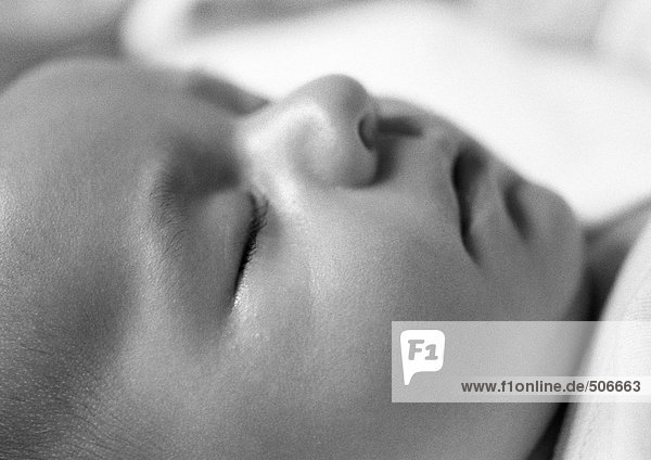 Schlafende Babys Gesicht  Seitenansicht  Nahaufnahme  S/W.