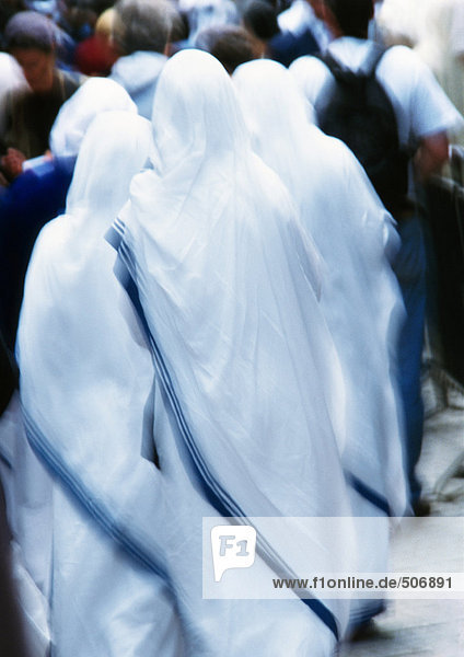 Israel  Jerusalem  Nonnen in weiß gekleidet  mit Blick auf die Menge  Rückansicht  verschwommen.