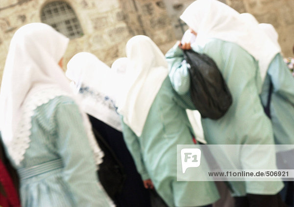 Israel  Jerusalem  Israel  Jerusalem  Frauen mit Kopftuch  Rückansicht