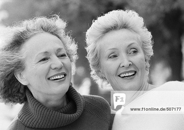 Zwei reife Frauen lächeln  Portrait  S/W.