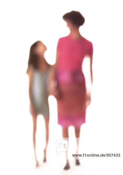 Silhouette von Mutter und Tochter an den Händen  auf weißem Hintergrund  defokussiert