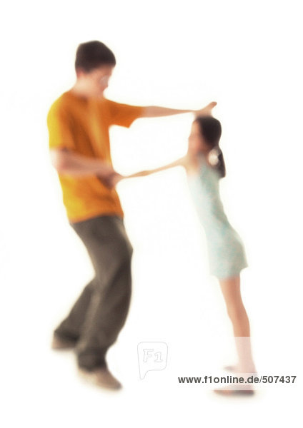 Silhouette des tanzenden Mädchens und Teenagers  auf weißem Hintergrund  defokussiert