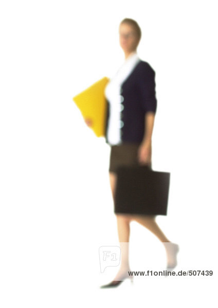 Silhouette der Geschäftsfrau mit Ordner und Breifcase  auf weißem Hintergrund  defokussiert