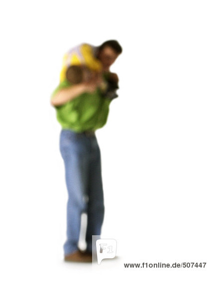 Silhouette des Mannes  der das Kind um die Schultern hält  auf weißem Hintergrund  defokussiert