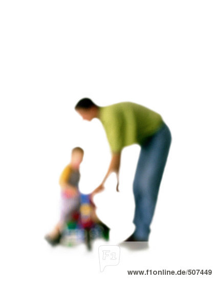 Silhouette des mit Kind spielenden Mannes,  auf weißem Hintergrund,  defokussiert