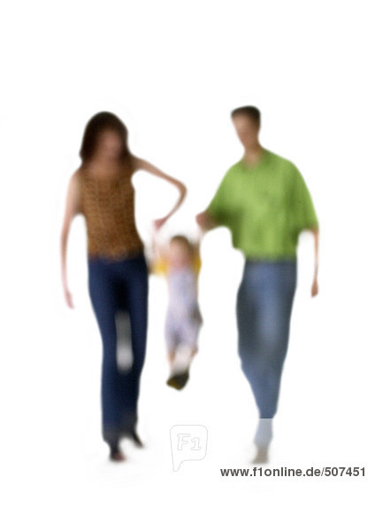 Silhouette der Eltern schwingendes Kind  auf weißem Hintergrund  defokussiert