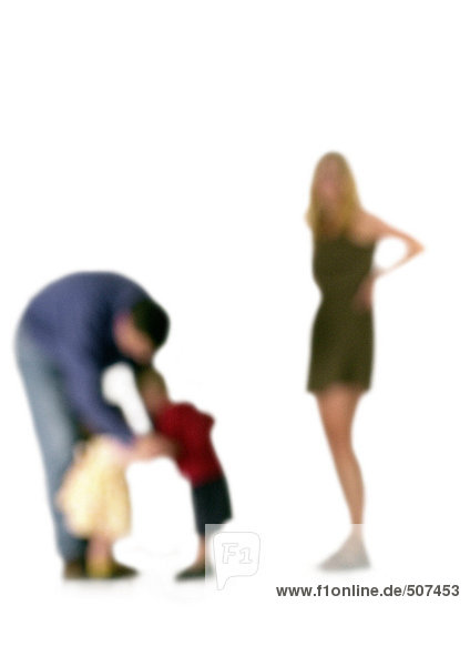 Silhouette der Eltern mit zwei Kindern  auf weißem Hintergrund  defokussiert