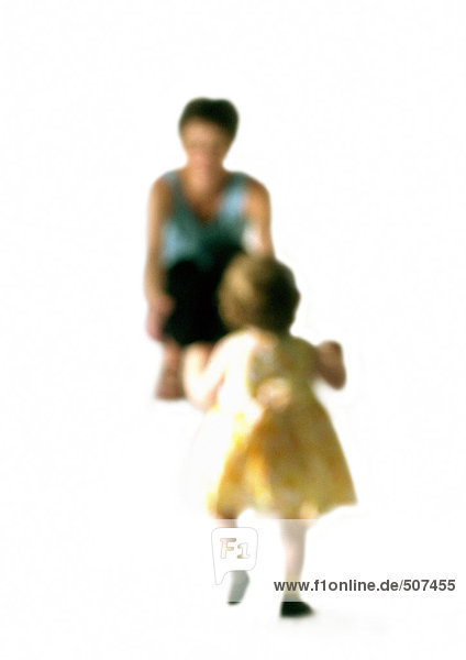 Silhouette der Mutter  die sich nach unten beugt  Arme zum Kleinkind ausstreckend  auf weißem Grund  defokussiert