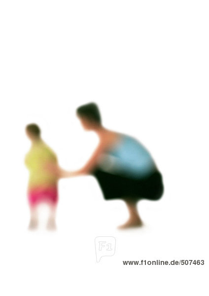 Silhouette der Frau  die neben dem Kind hockt  auf weißem Hintergrund  defokussiert