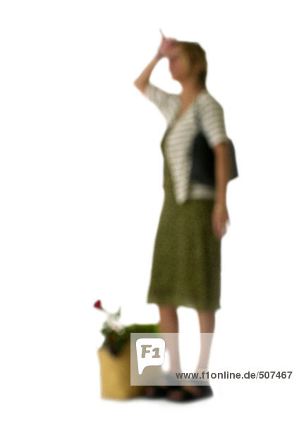 Silhouette der Frau mit Einkaufstasche  Stirn abwischend  auf weißem Hintergrund  defokussiert