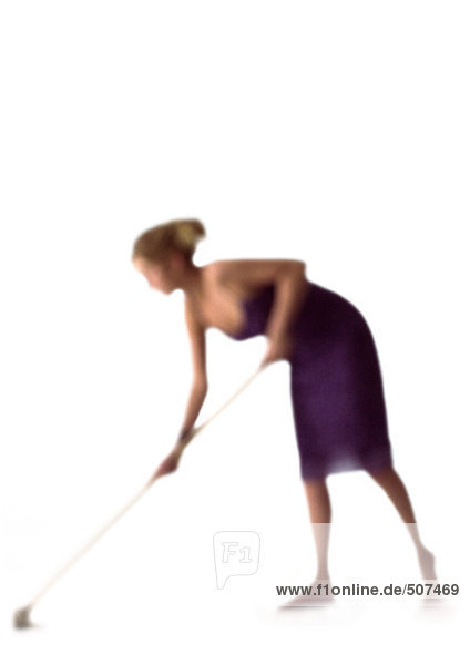 Silhouette der Frau  die den Boden wischt  auf weißem Hintergrund  defokussiert